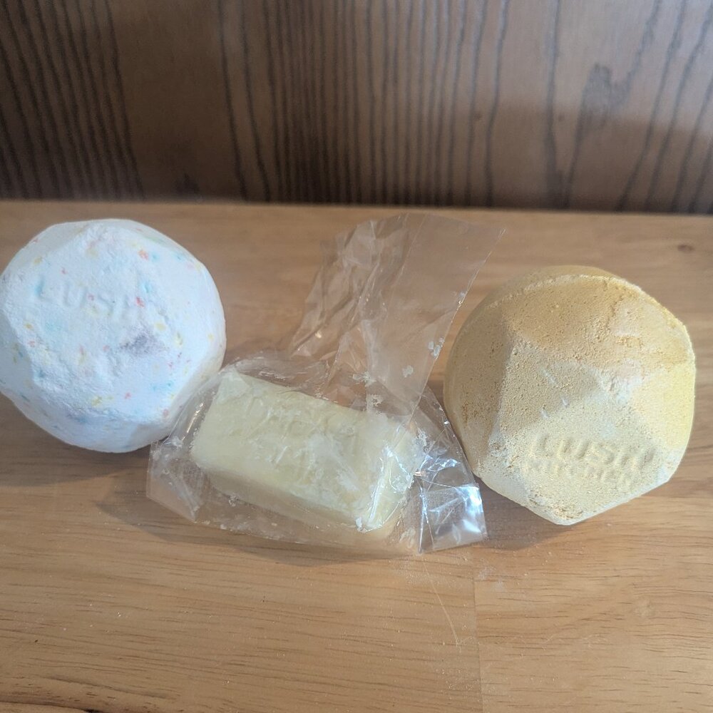Lush Kitchen Exclusive Bath/Beauty Bundle -Variety of 3 Bath Bombs Fizz Bubbles